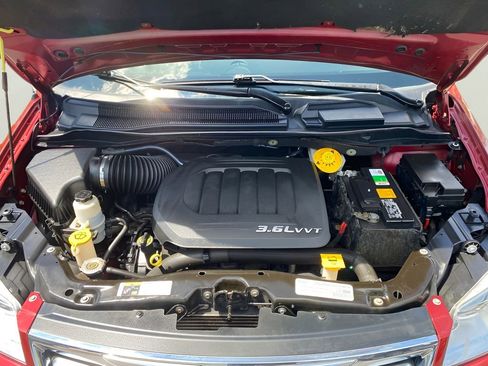 Used 2016 Chrysler Town & Country Touring w/ Driver Convenience Group FWD image 8