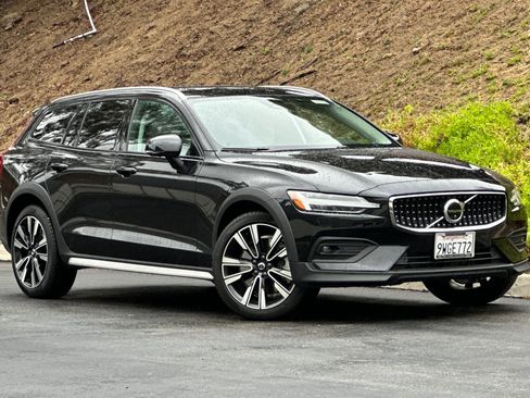 Used 2026 Volvo V60 B5 Cross Country Ultra w/ Climate Package AWD/4WD image 2