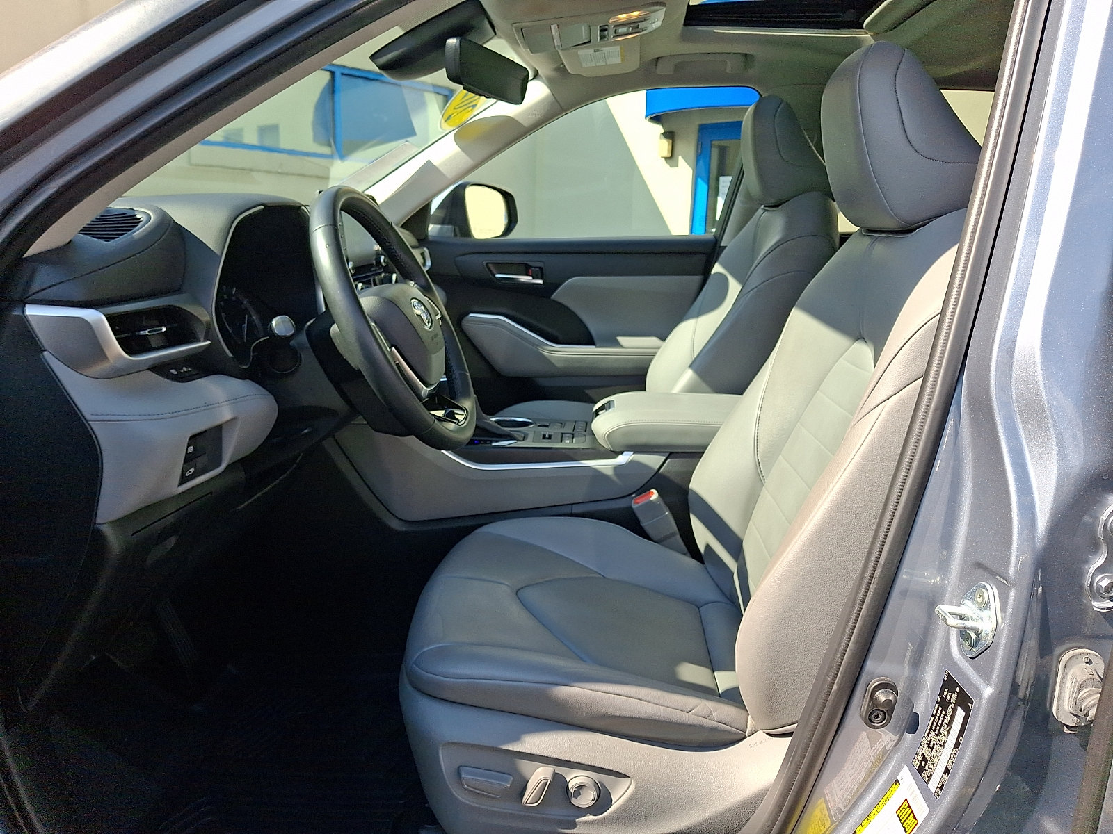 Used 2021 Toyota Highlander XLE AWD/4WD image 13