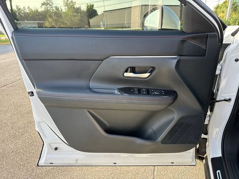 Used 2025 Nissan Kicks SR w/ SR Premium Package FWD image 11