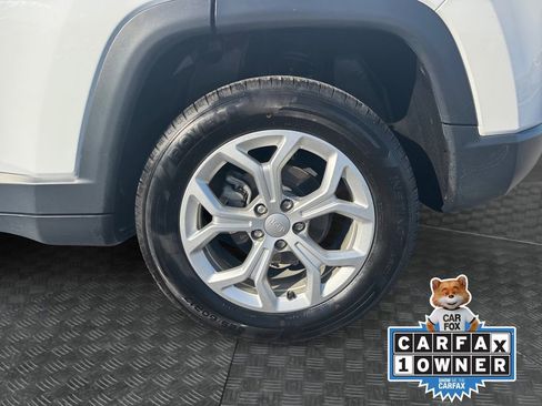 Used 2024 Jeep Compass Latitude AWD/4WD image 17