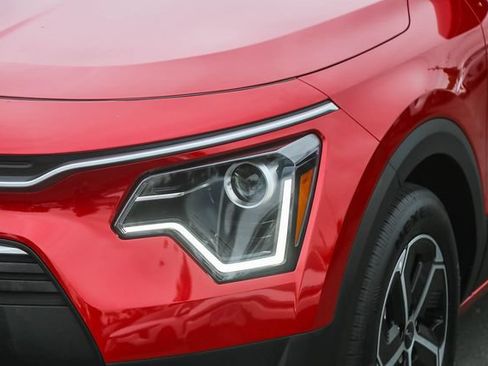 Certified 2025 Kia Niro EX FWD image 6