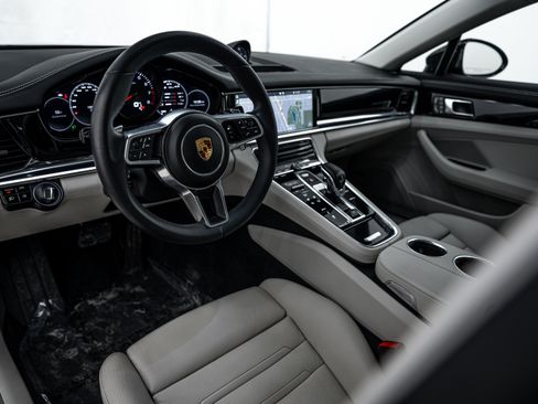 Certified 2017 Porsche Panamera image 4