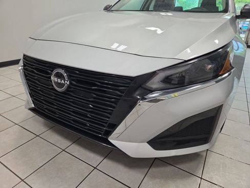 Used 2024 Nissan Altima 2.5 SV FWD image 22