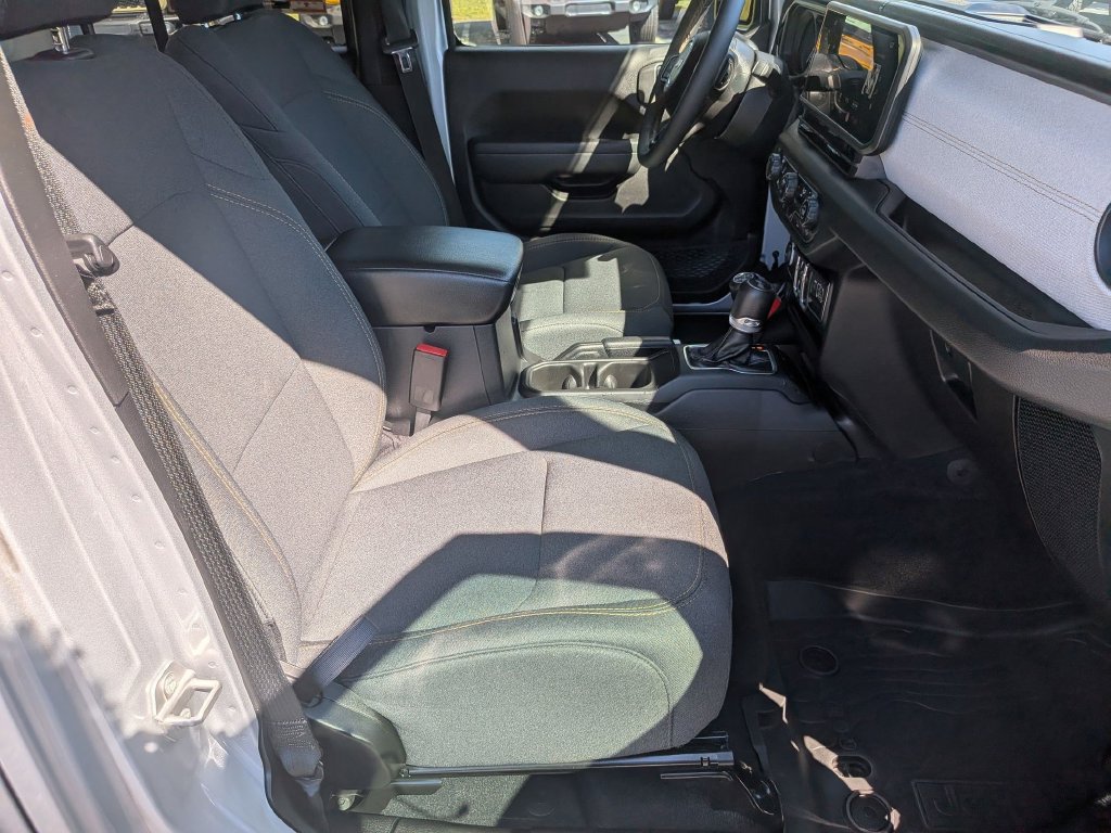 Used 2024 Jeep Wrangler Unlimited AWD/4WD image 35