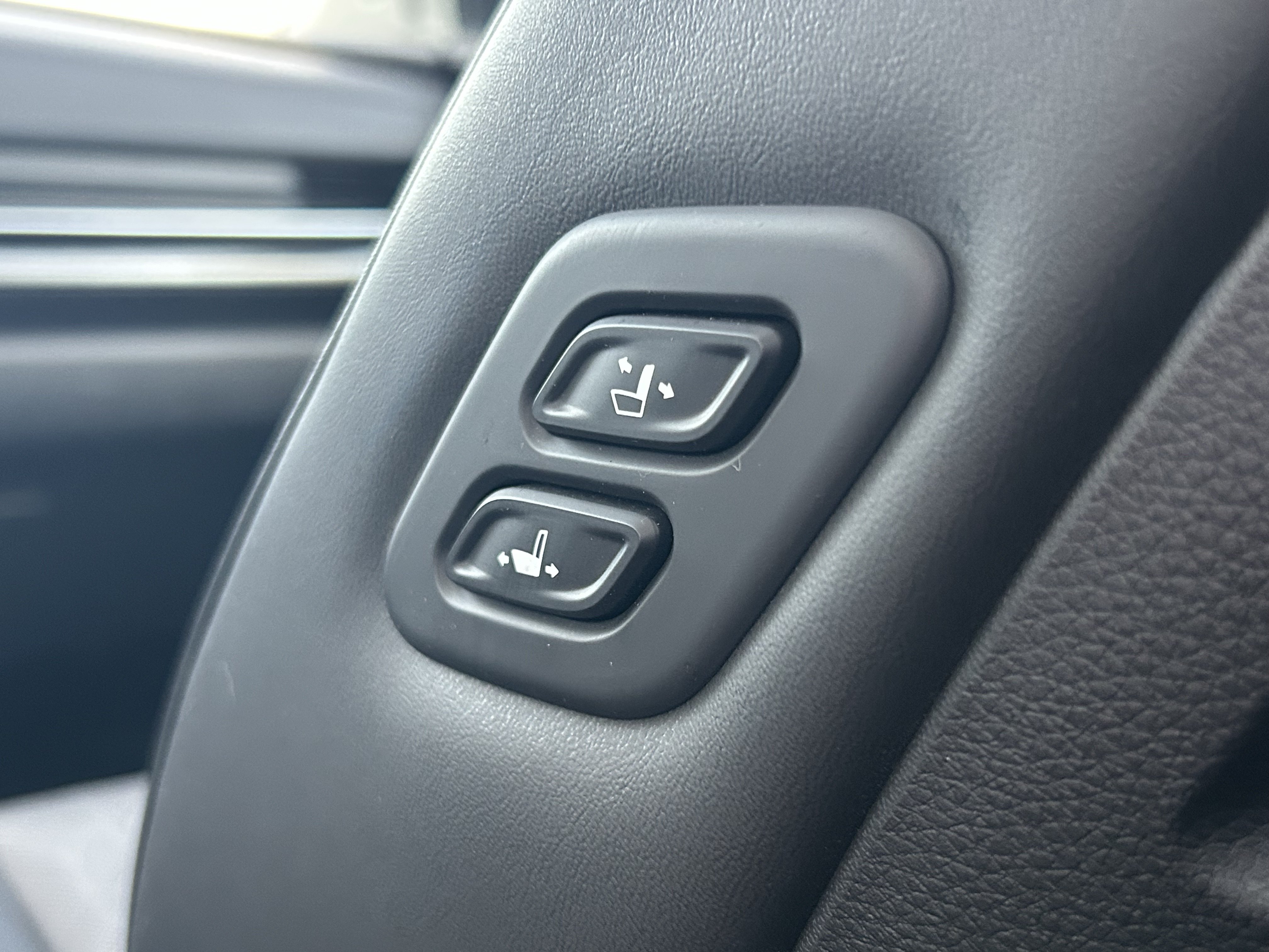 Used 2025 Kia Carnival SX w/ SX Dark Edition Package FWD image 22