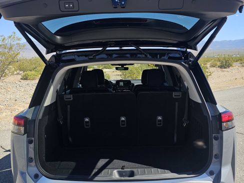 Used 2025 Nissan Pathfinder Platinum image 6