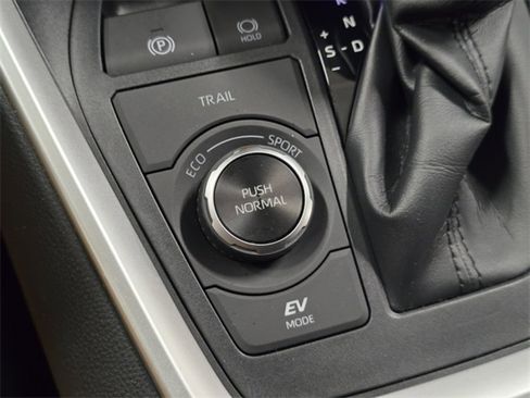 Used 2022 Toyota RAV4 XLE image 8