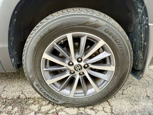 Used 2019 Toyota Highlander XLE AWD/4WD image 7