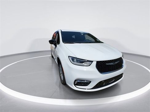 New 2026 Chrysler Pacifica Select image 2