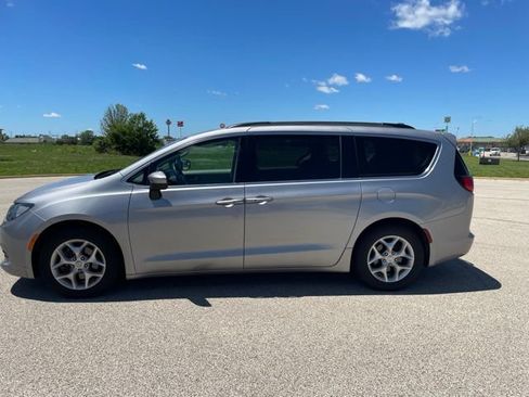 Used 2018 Chrysler Pacifica Touring w/ Tire & Wheel Group FWD image 5
