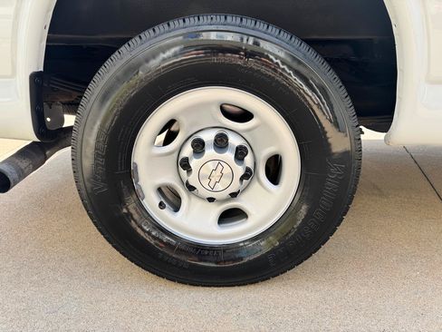 Used 2017 Chevrolet Express 2500 RWD image 26
