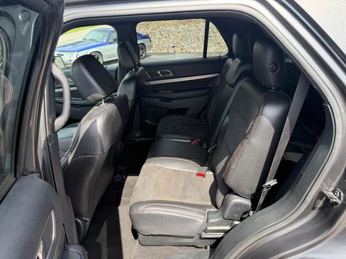 Used 2018 Ford Explorer XLT w/ Equipment Group 202A AWD/4WD image 11