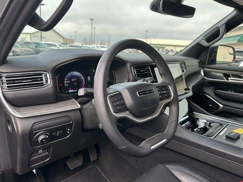 Used 2024 Jeep Wagoneer L Series II w/ Flexible Seating Group AWD/4WD image 12