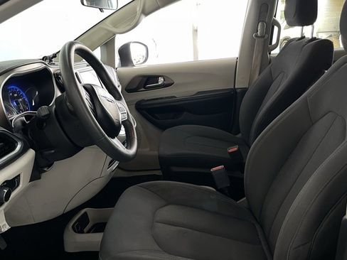Used 2018 Chrysler Pacifica L image 13