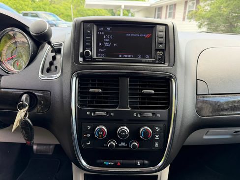 Used 2019 Dodge Grand Caravan SE FWD image 25