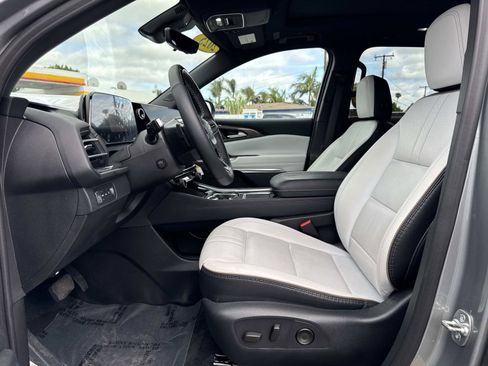 Used 2025 Chevrolet Traverse High Country AWD/4WD image 21