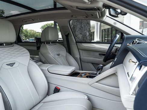 Used 2023 Bentley Bentayga Extended Wheelbase AWD/4WD image 30