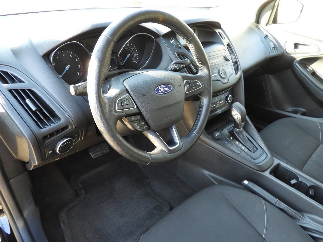 Used 2018 Ford Focus SE w/ Cold Weather Package FWD image 14