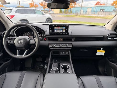 Used 2025 Honda Pilot Touring image 4