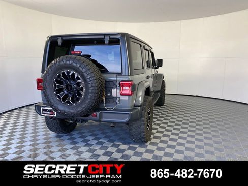 Used 2018 Jeep Wrangler Unlimited Sahara AWD/4WD image 7