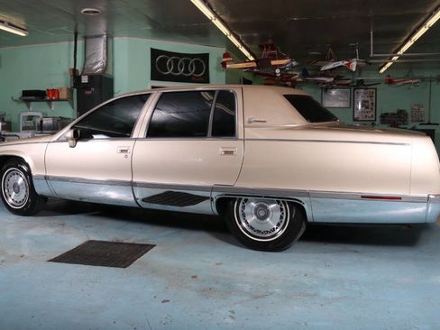 Used 1994 Cadillac Fleetwood Brougham RWD image 54