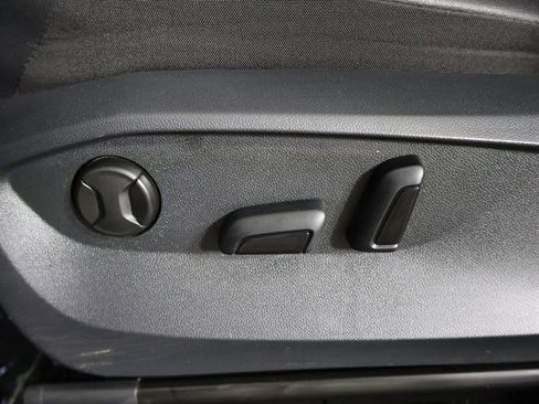Used 2022 Volkswagen Tiguan SE FWD image 32