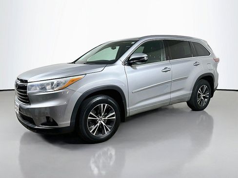 Used 2016 Toyota Highlander XLE AWD/4WD image 3