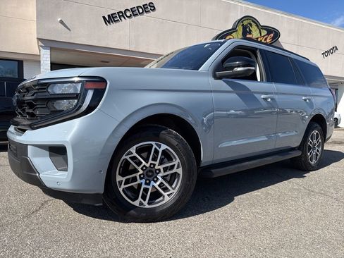 Used 2025 Ford Expedition Active image 2