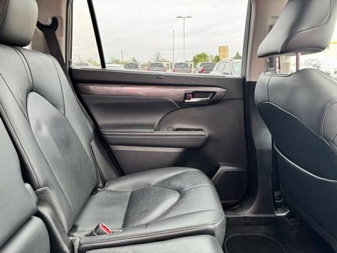 Used 2021 Toyota Highlander Limited image 18