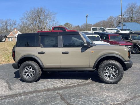 New 2025 Ford Bronco Badlands image 2