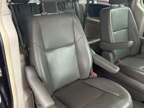 Used 2011 Volkswagen Routan SE FWD image 13