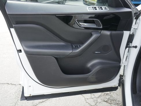 Used 2018 Jaguar F-PACE Premium image 26