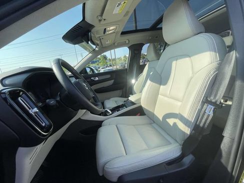 Certified 2023 Volvo XC40 B5 Ultimate w/ Protection Package Premier AWD/4WD image 17