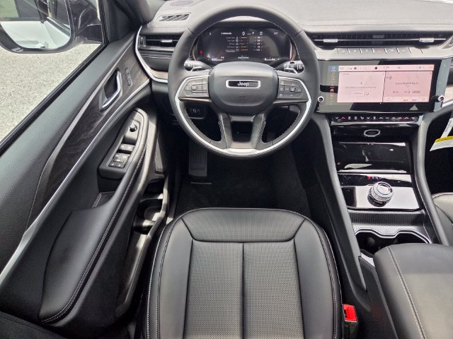 New 2026 Jeep Grand Cherokee Limited w/ Luxury Tech Group II RWD image 13