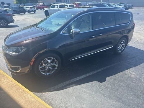 Used 2017 Chrysler Pacifica Limited w/ UConnect Theater Package FWD image 2