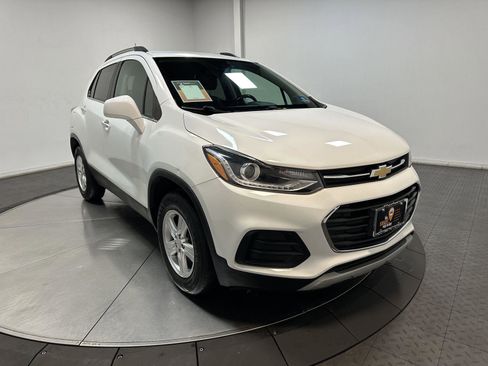 Used 2019 Chevrolet Trax LT w/ LT Convenience Package image 2