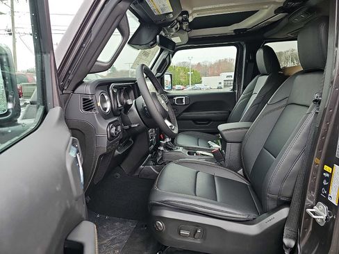 New 2026 Jeep Wrangler Unlimited Sahara AWD/4WD image 9