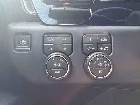 Used 2022 Chevrolet Silverado 1500 LTZ w/ Technology Package AWD/4WD image 16