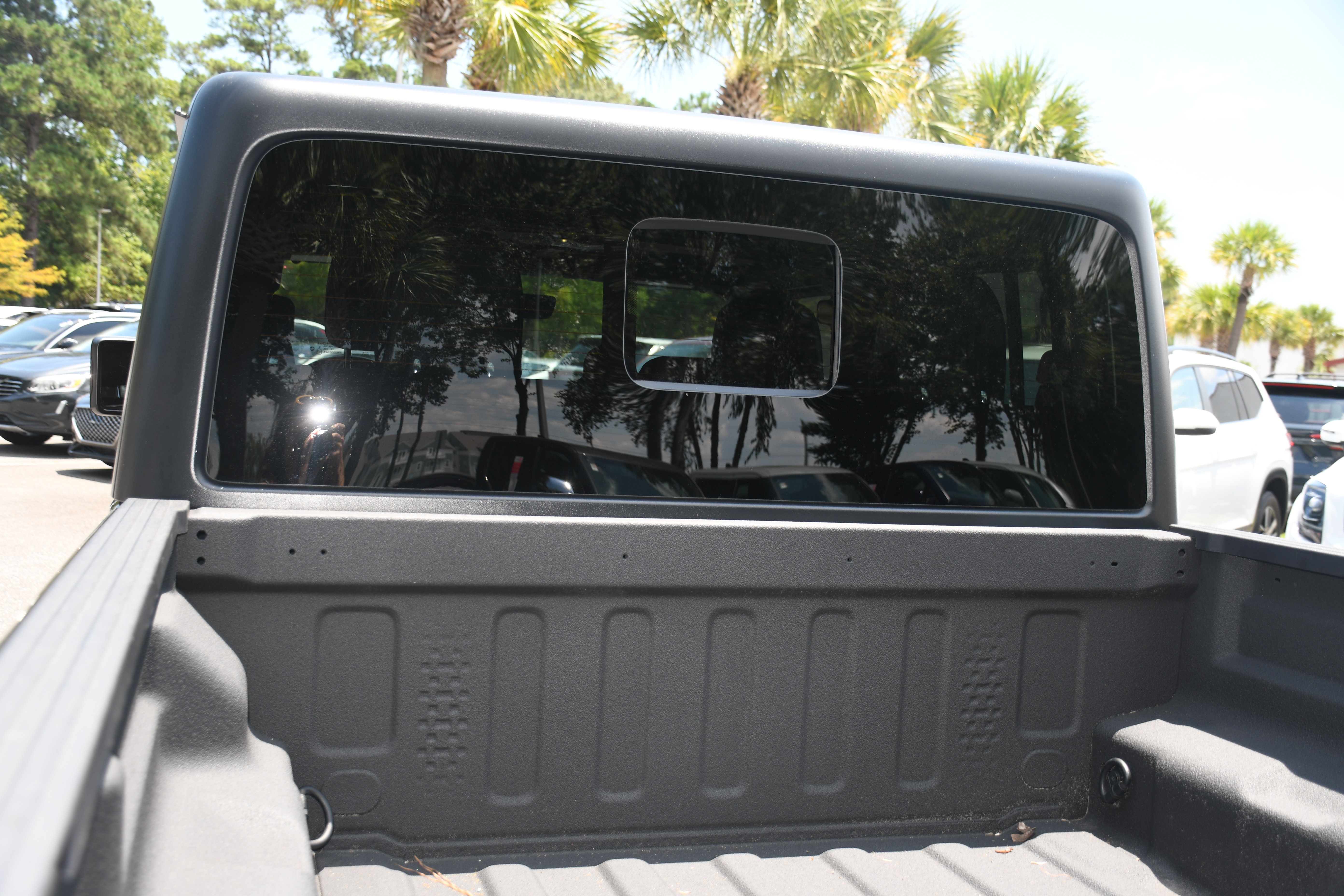 Used 2022 Jeep Gladiator Rubicon w/ Cold Weather Group AWD/4WD image 17