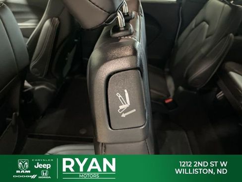 New 2026 Chrysler Pacifica Select AWD/4WD image 61