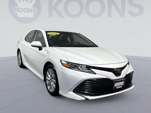 Used 2019 Toyota Camry LE FWD image 5