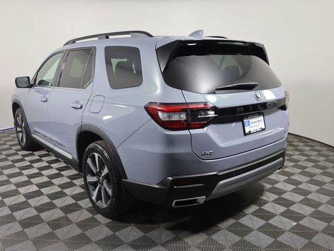 Used 2024 Honda Pilot Touring image 3
