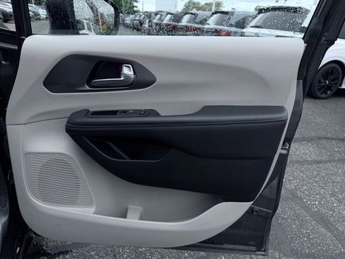Used 2023 Chrysler Pacifica Touring-L FWD image 16