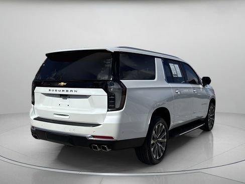 Used 2025 Chevrolet Suburban High Country image 3