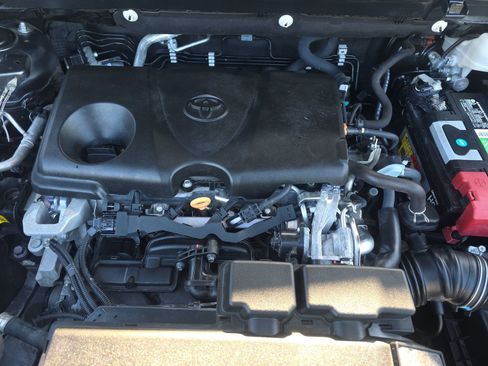 Used 2021 Toyota RAV4 XLE image 19