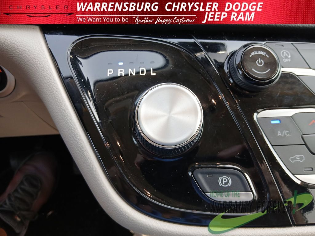 Used 2024 Chrysler Pacifica Touring-L FWD image 26