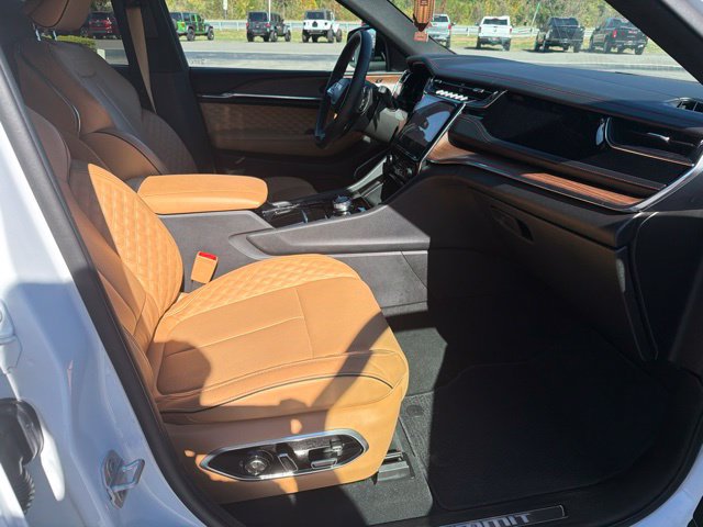 Used 2025 Jeep Grand Cherokee L Summit w/ Advanced Protech Group IV AWD/4WD image 5