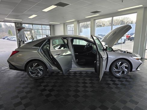New 2026 Hyundai Elantra Limited image 19