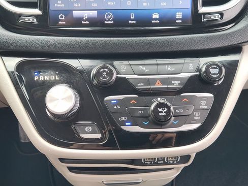 Used 2023 Chrysler Pacifica Touring-L FWD image 15